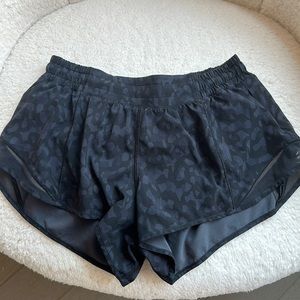 black on black camo Lululemon hotty hot low rise shorts 2.5 inch